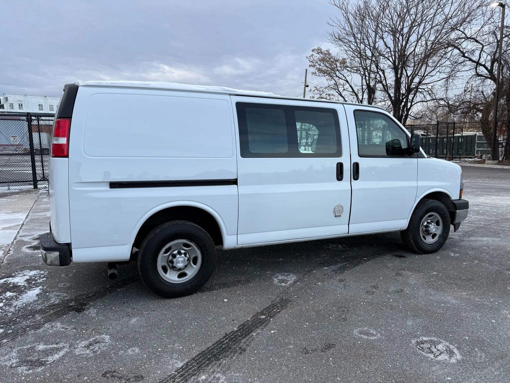 Used 2017 Chevrolet Express 3500 image 9