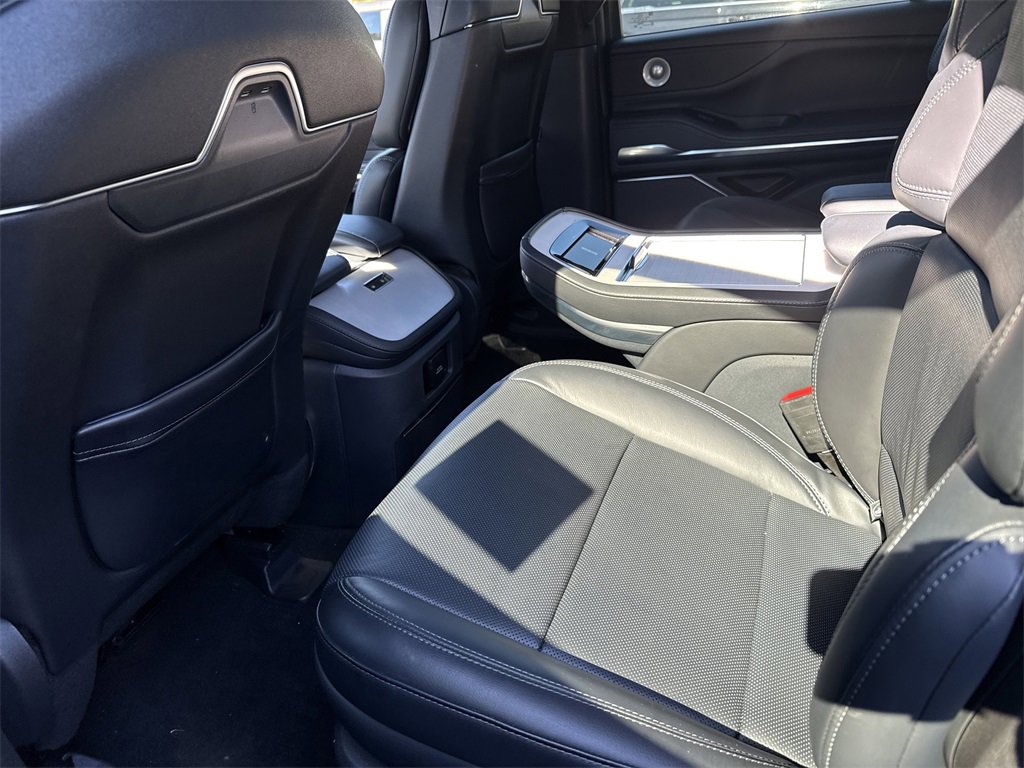 Used 2025 Lincoln Navigator L Reserve w/ Jet Appearance Package image 12