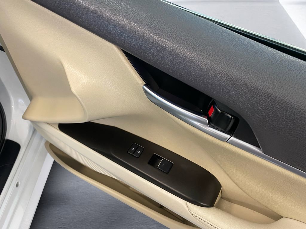 Used 2022 Toyota Camry XLE image 16