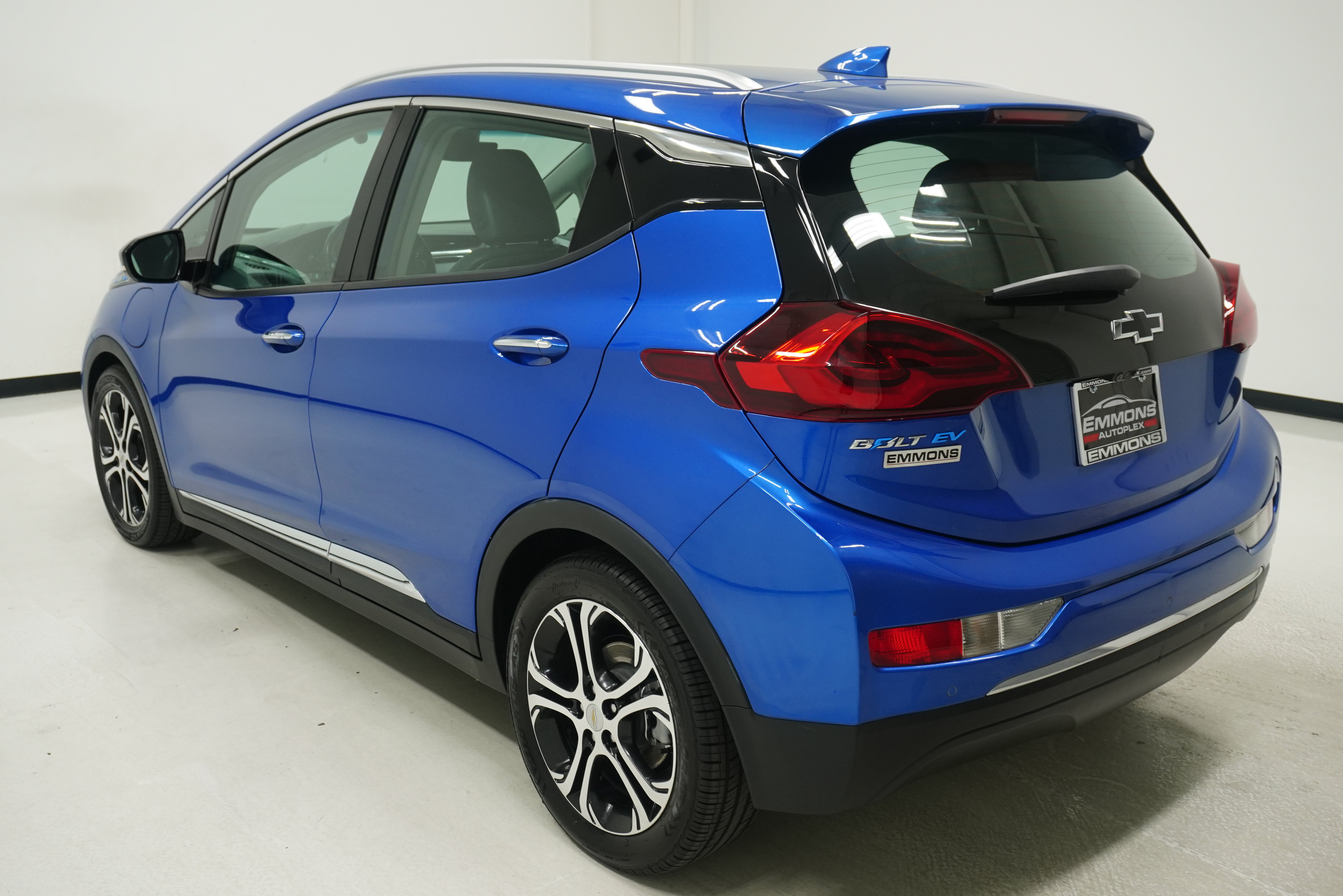 Used 2020 Chevrolet Bolt Premier w/ Infotainment Package FWD image 6