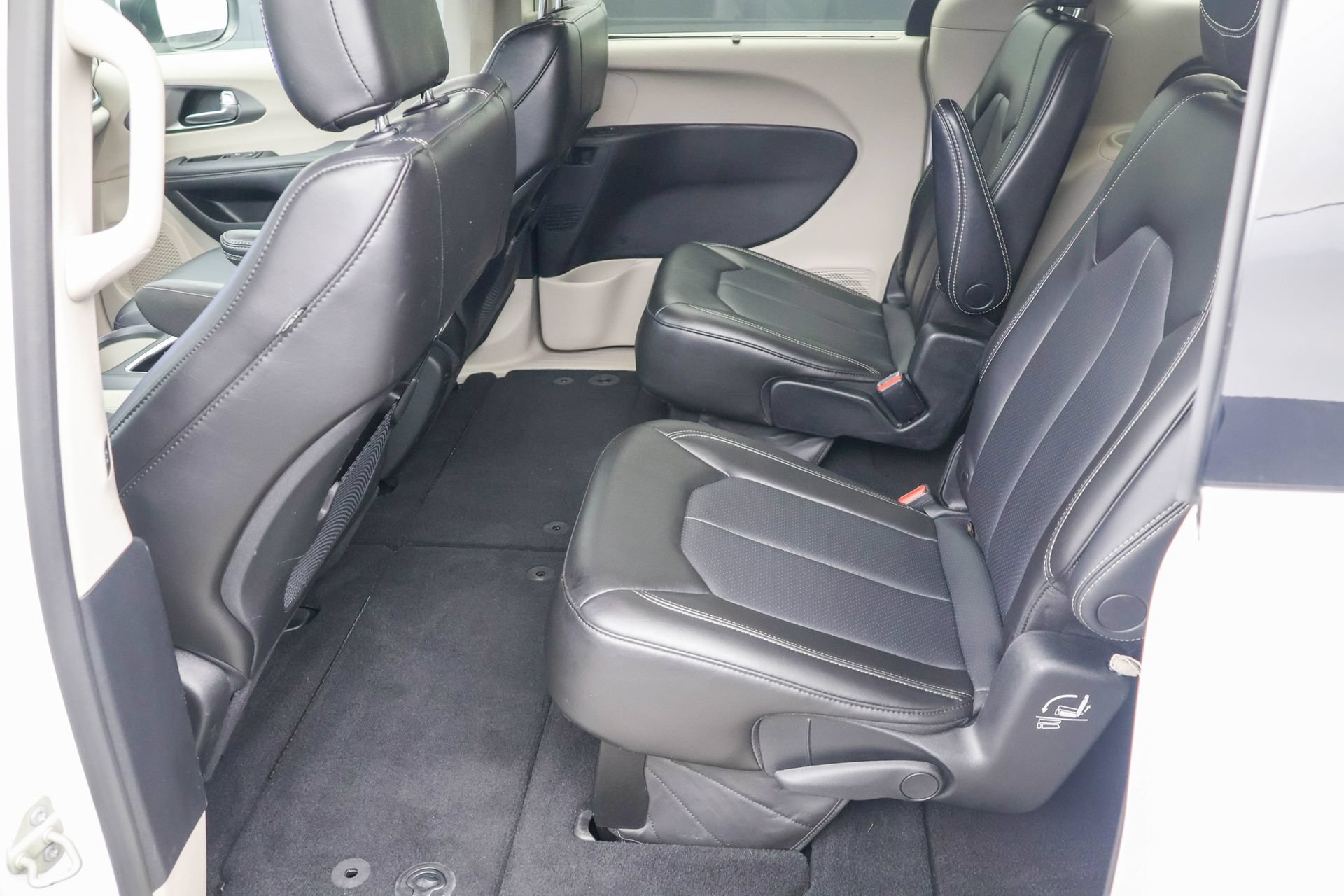 Used 2023 Chrysler Pacifica Touring-L FWD image 25