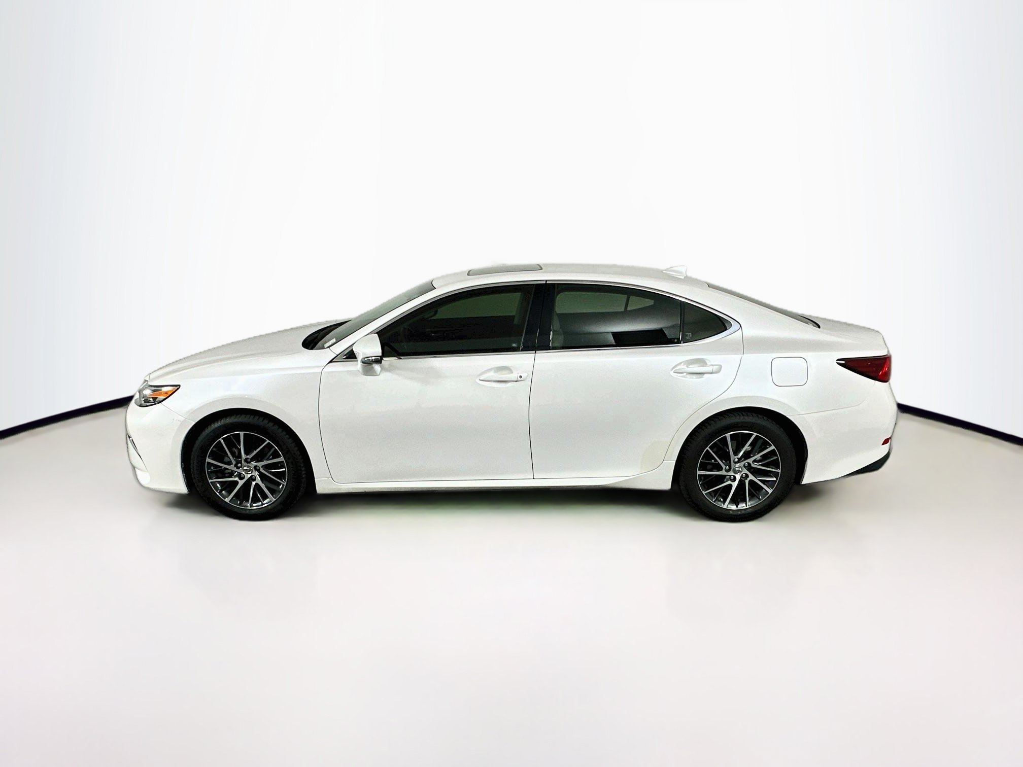 Used 2017 Lexus ES 350 w/ Luxury Package FWD image 4