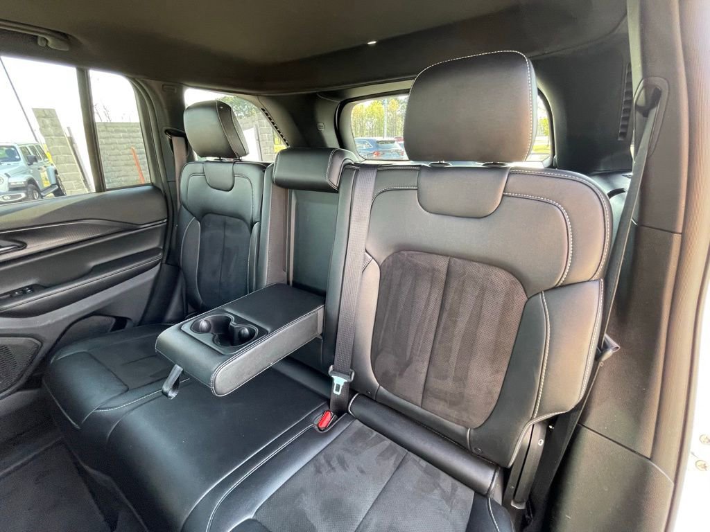 Used 2025 Jeep Grand Cherokee Altitude image 28