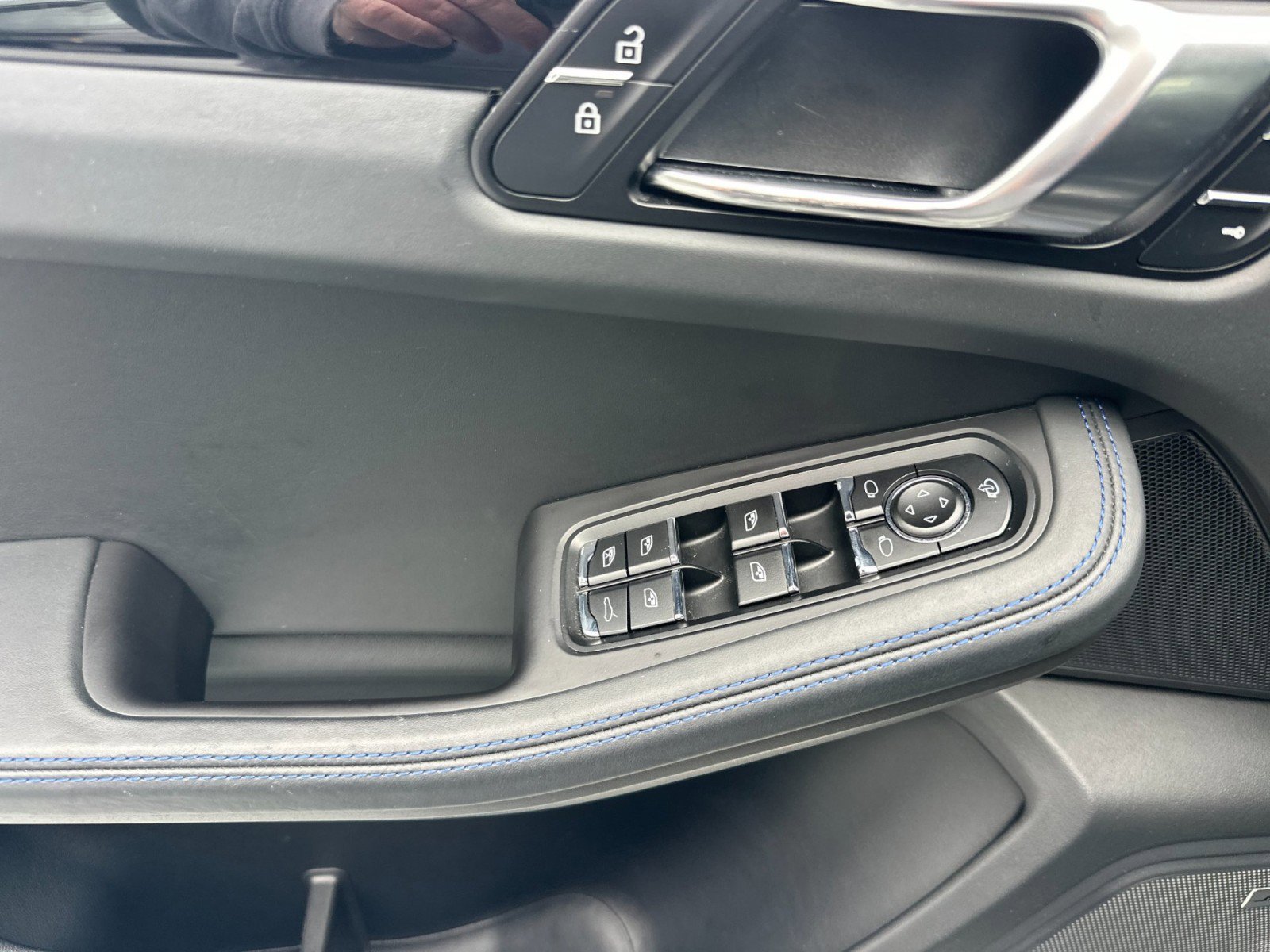 Certified 2023 Porsche Macan Turbo image 12