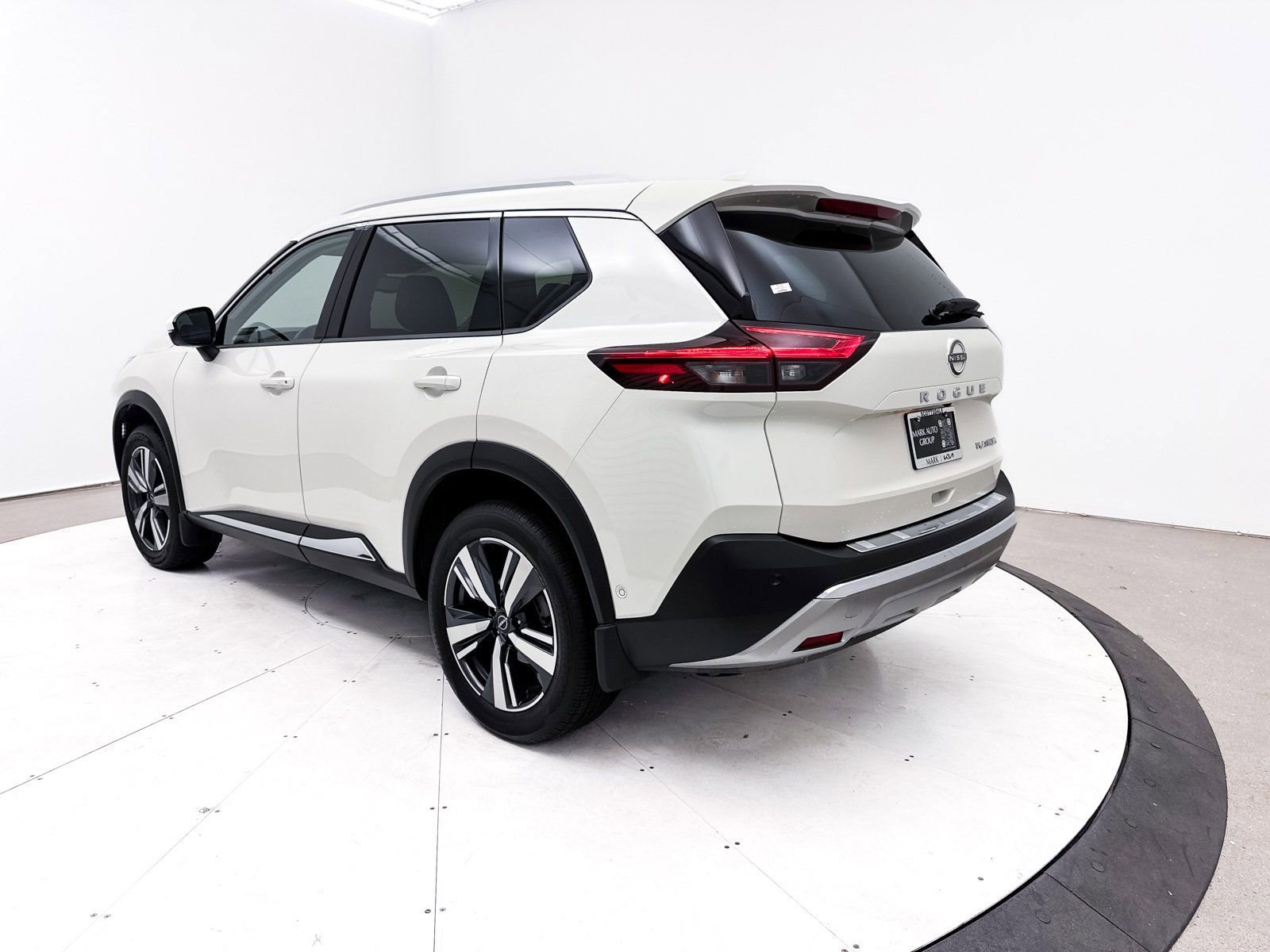 Used 2023 Nissan Rogue Platinum image 16