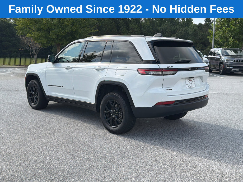Used 2025 Jeep Grand Cherokee Altitude AWD/4WD image 5