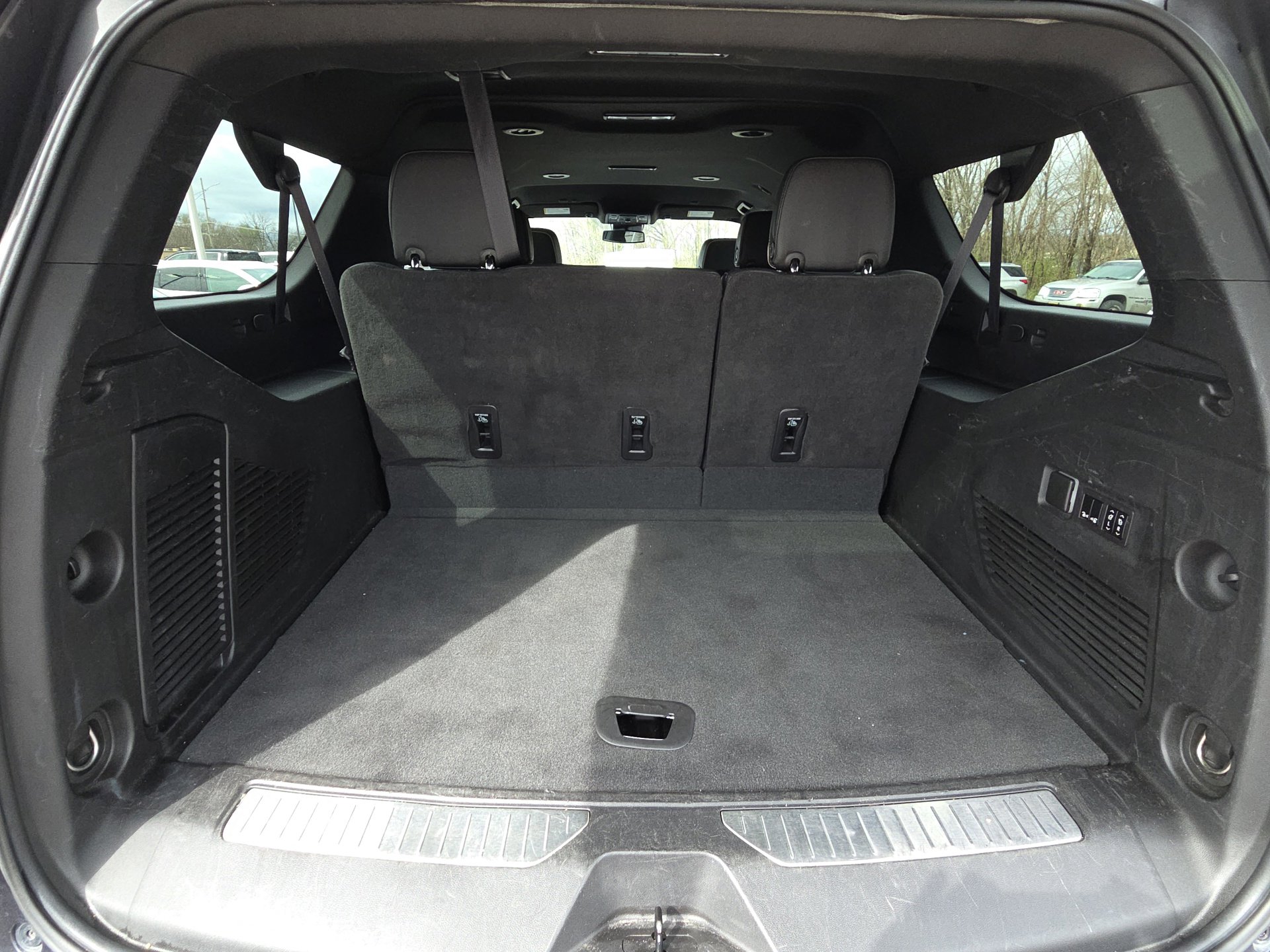 Used 2023 Chevrolet Suburban Premier image 33