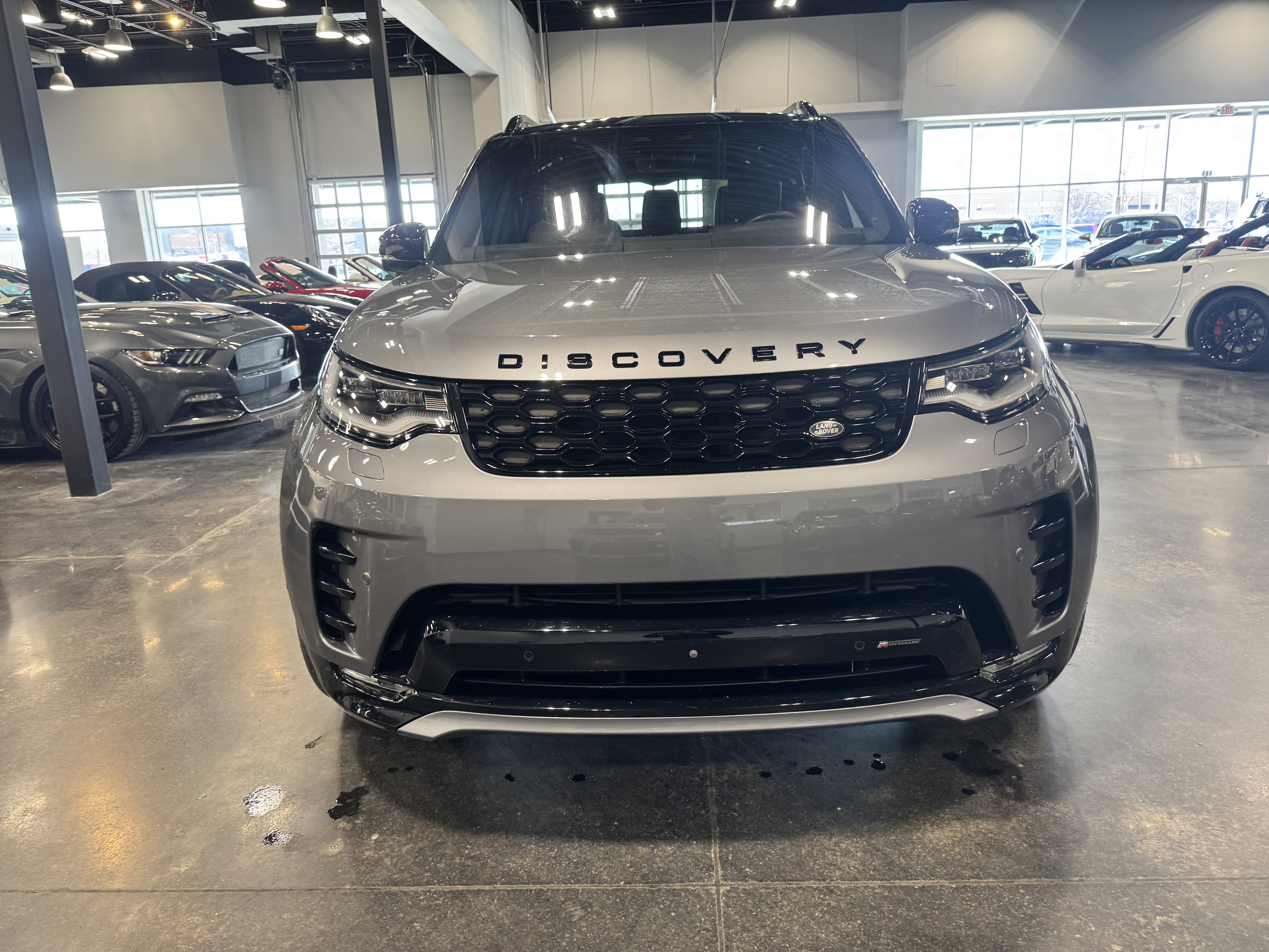 Used 2023 Land Rover Discovery S R-Dynamic image 8