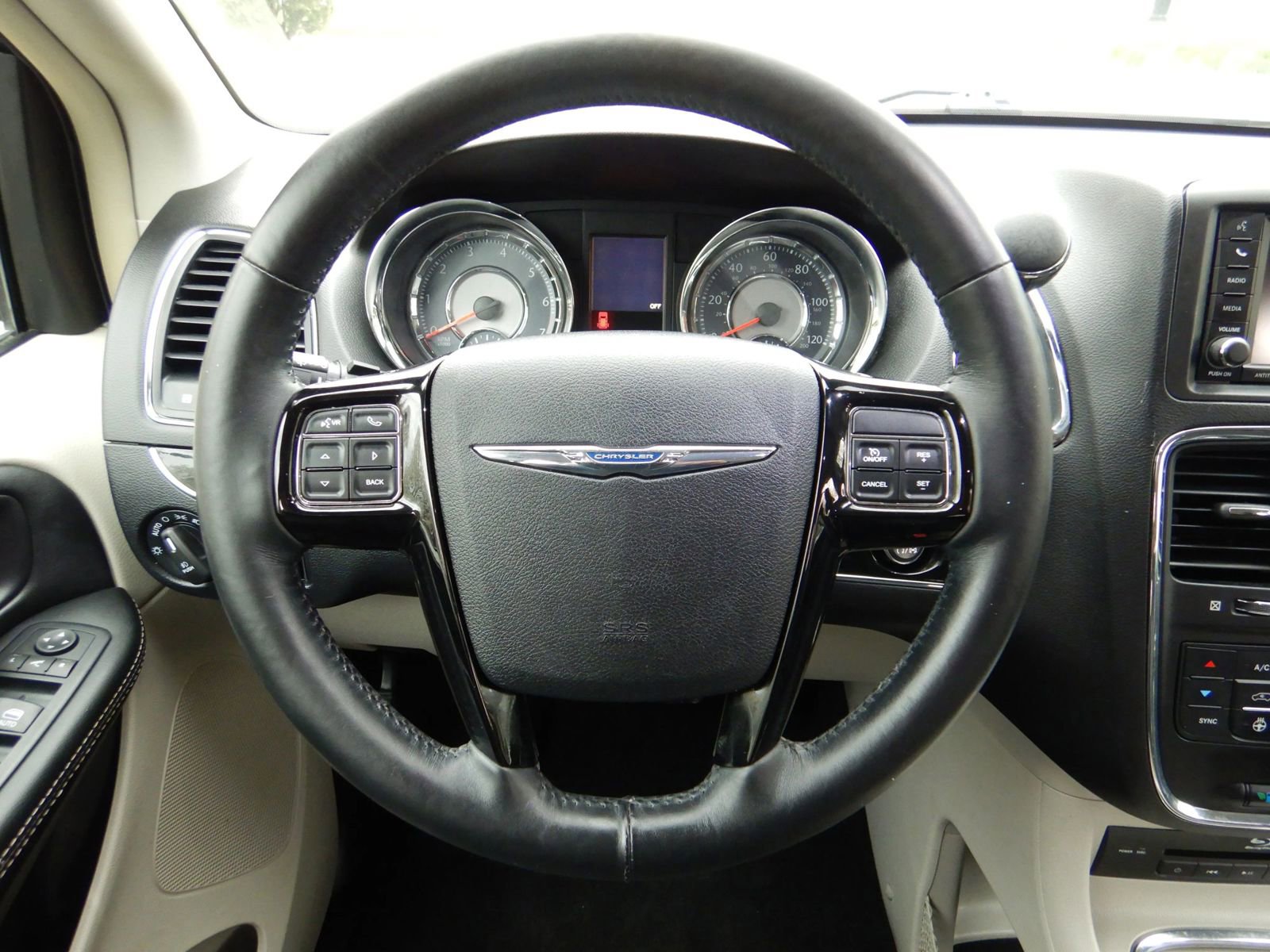 Used 2016 Chrysler Town & Country Limited FWD image 13