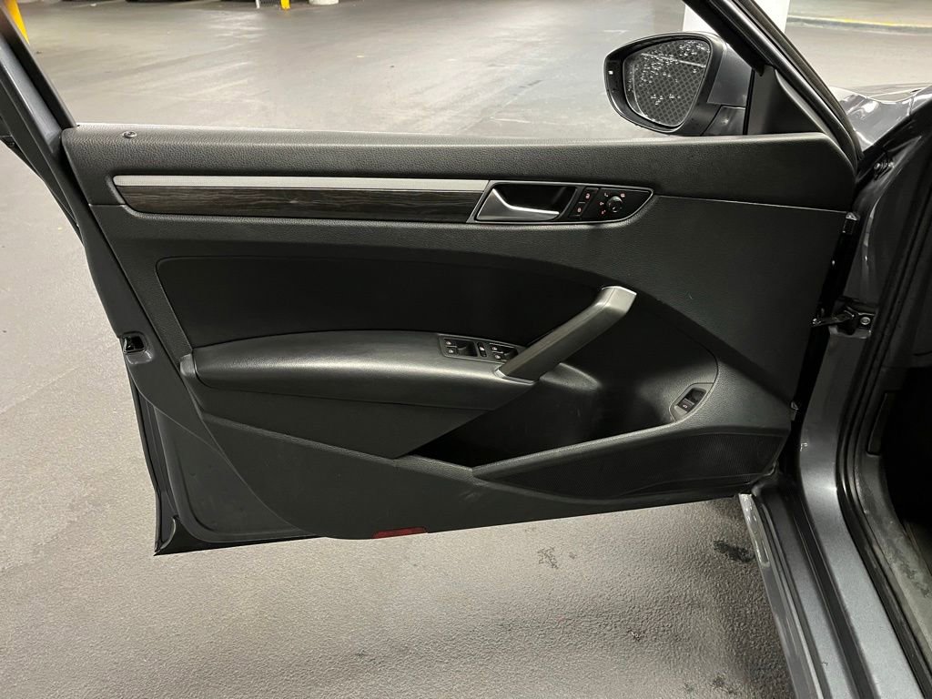 Used 2018 Volkswagen Passat 2.0T SE w/ SE Lighting Package image 15