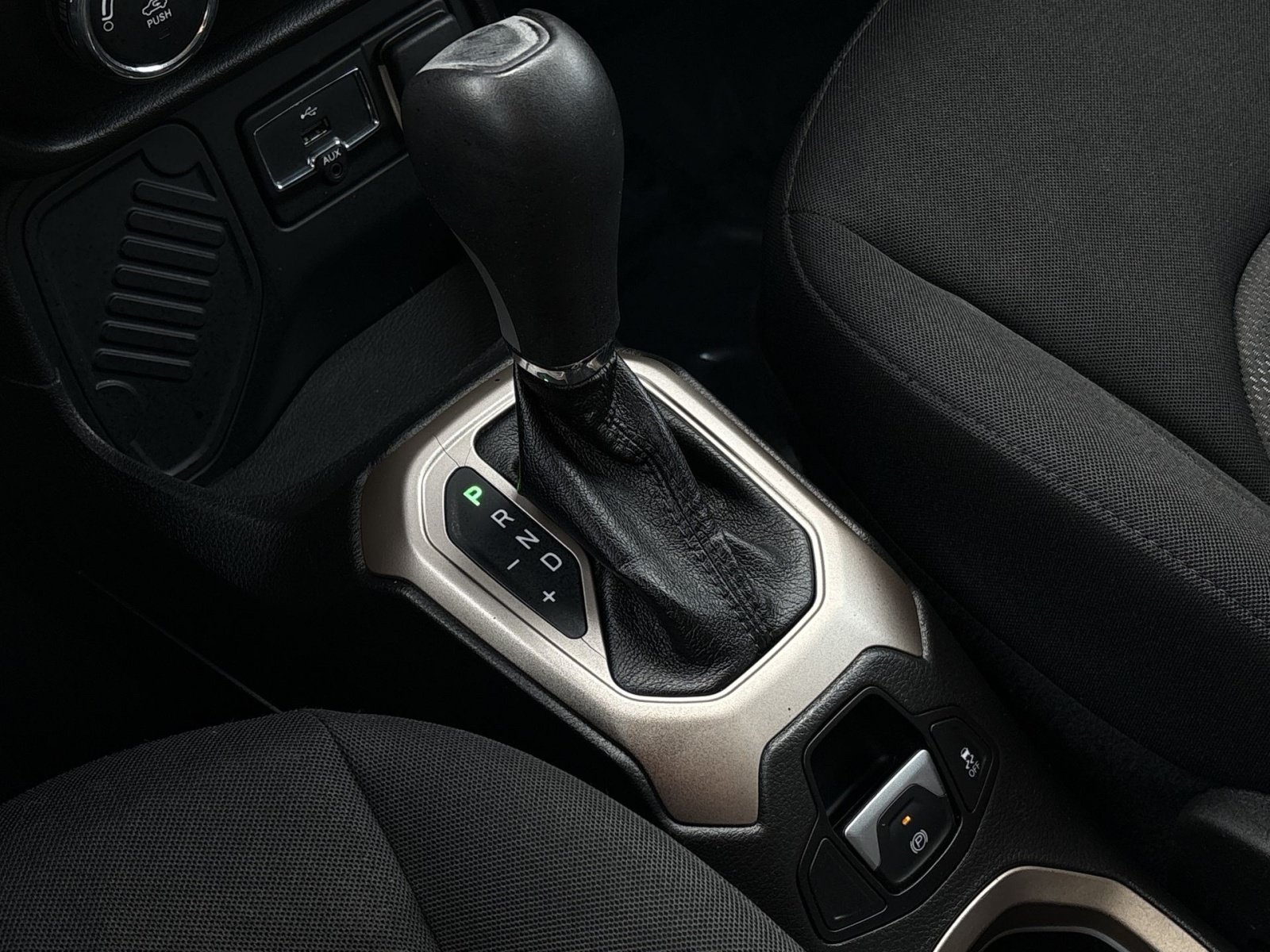 Used 2017 Jeep Renegade Latitude FWD image 20