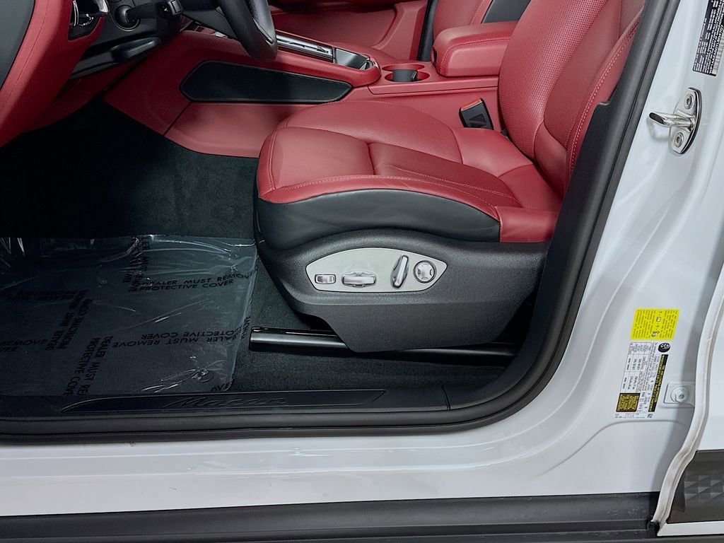 Certified 2026 Porsche Macan AWD/4WD image 22