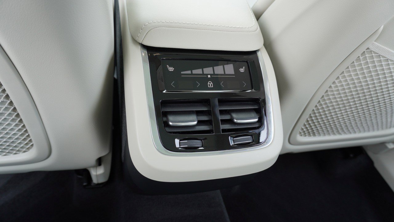 Used 2025 Volvo XC60 B5 Ultra w/ Protection Package Premier image 33