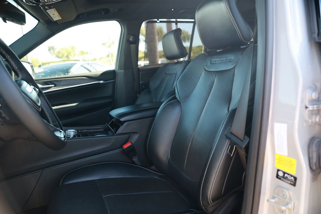 Used 2023 Jeep Grand Cherokee Overland w/ Advanced Protech Group III AWD/4WD image 16
