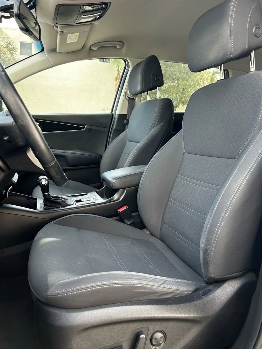 Used 2017 Kia Sorento LX w/ LX Convenience Package image 8