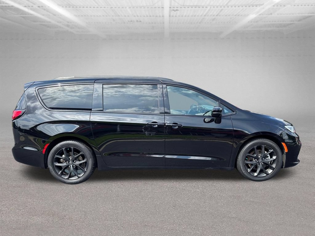 Used 2025 Chrysler Pacifica Limited FWD image 13