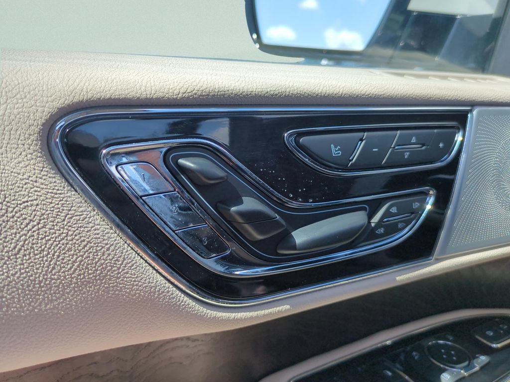 Used 2020 Lincoln Navigator Reserve w/ Equipment Group 208A Reserve AWD/4WD image 16