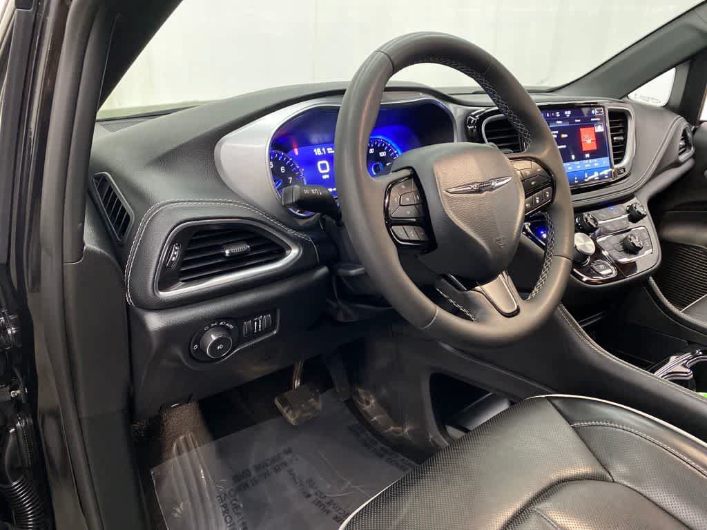 Used 2025 Chrysler Pacifica Limited FWD image 2
