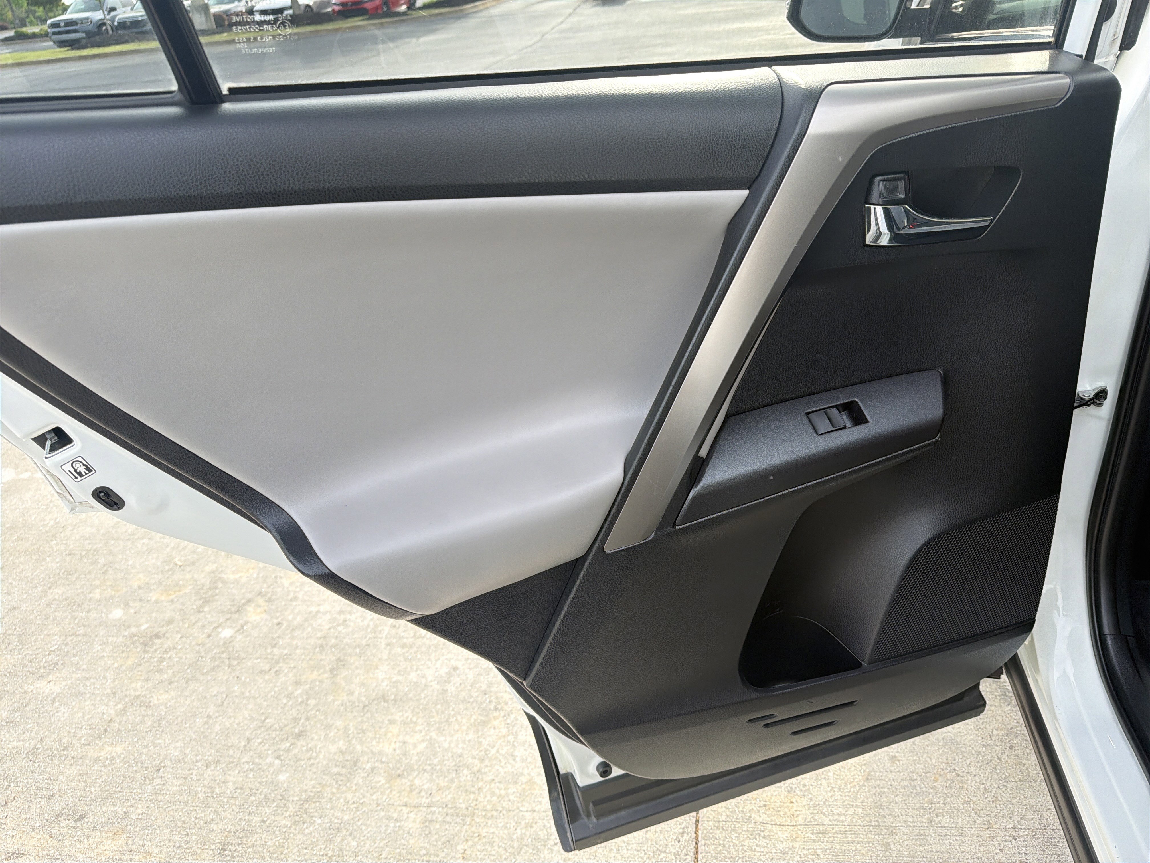 Used 2018 Toyota RAV4 XLE image 27