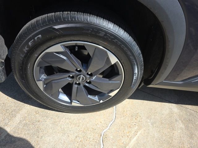 Used 2025 Nissan Rogue SV w/ SV Premium Package FWD image 8