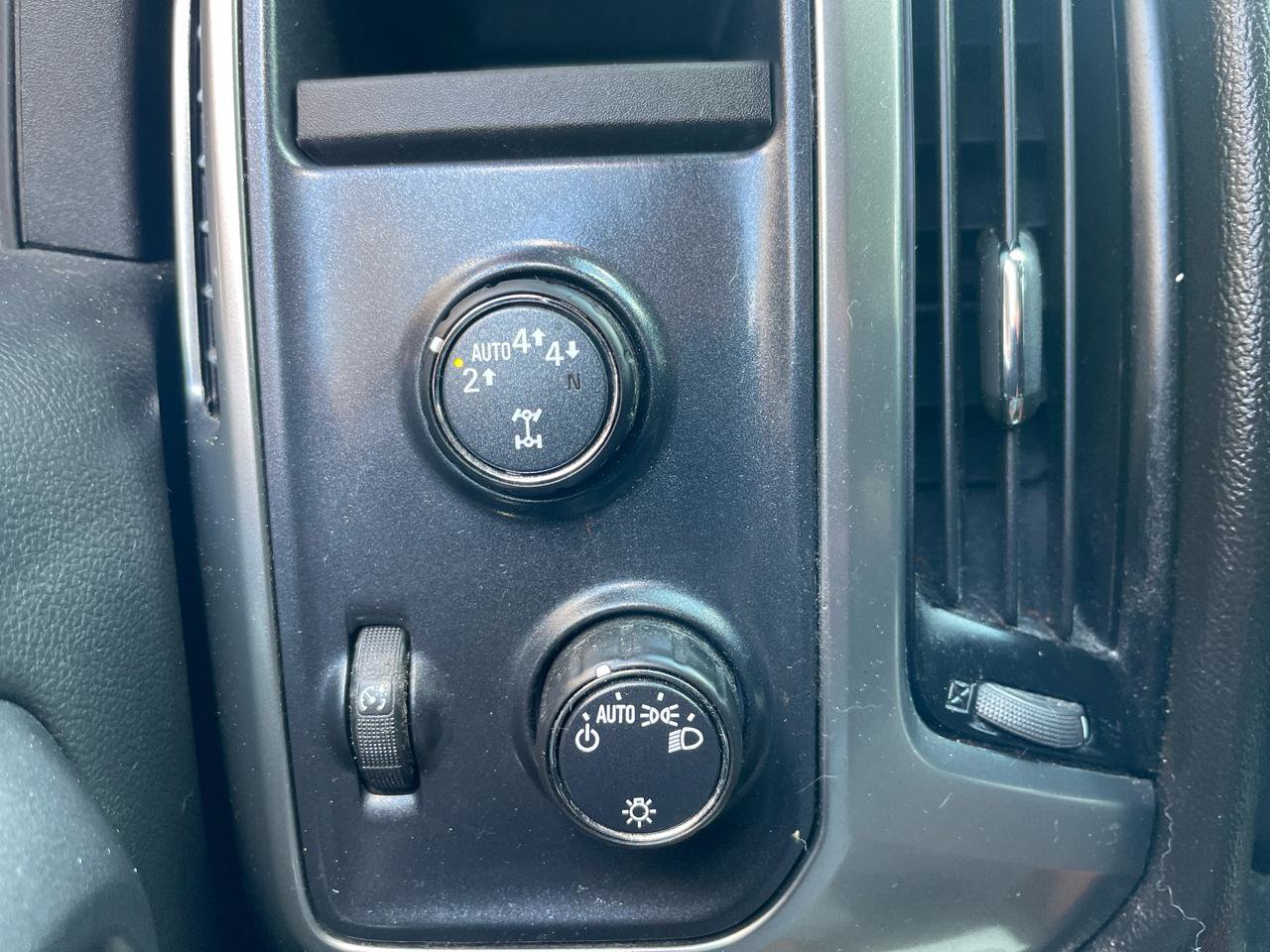 Used 2019 Chevrolet Silverado 1500 LT AWD/4WD image 23