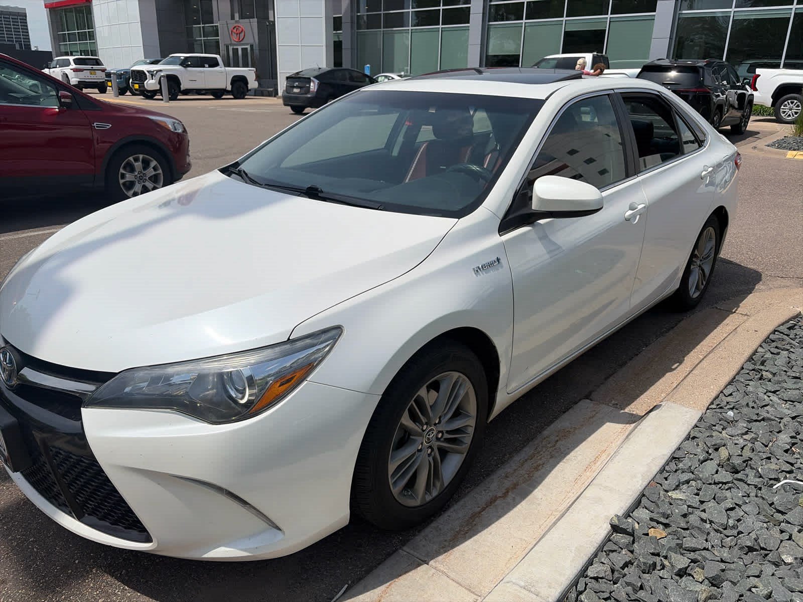 Used 2015 Toyota Camry SE w/ Moonroof Package FWD image 3