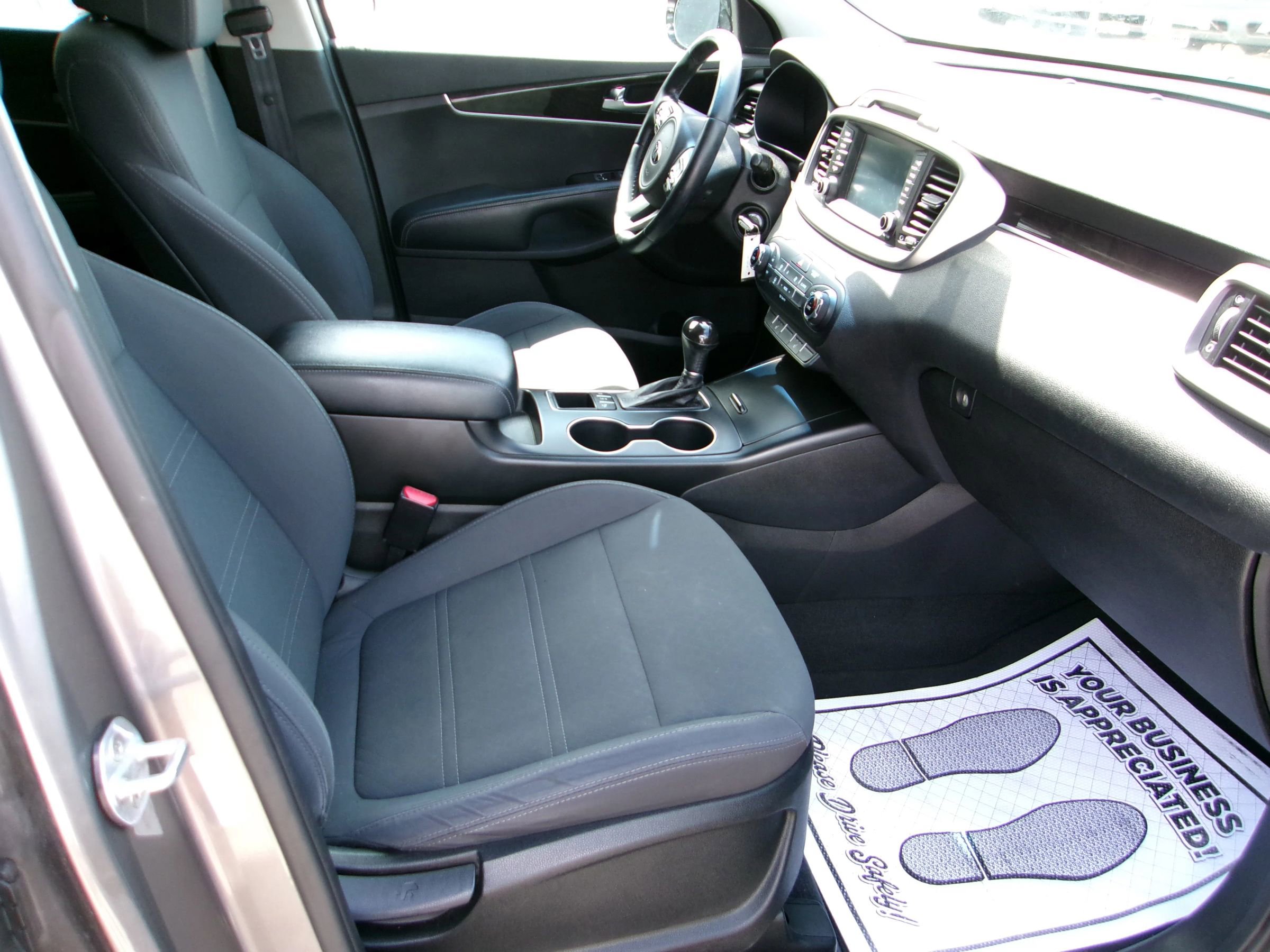 Used 2017 Kia Sorento LX w/ LX Convenience Package image 9