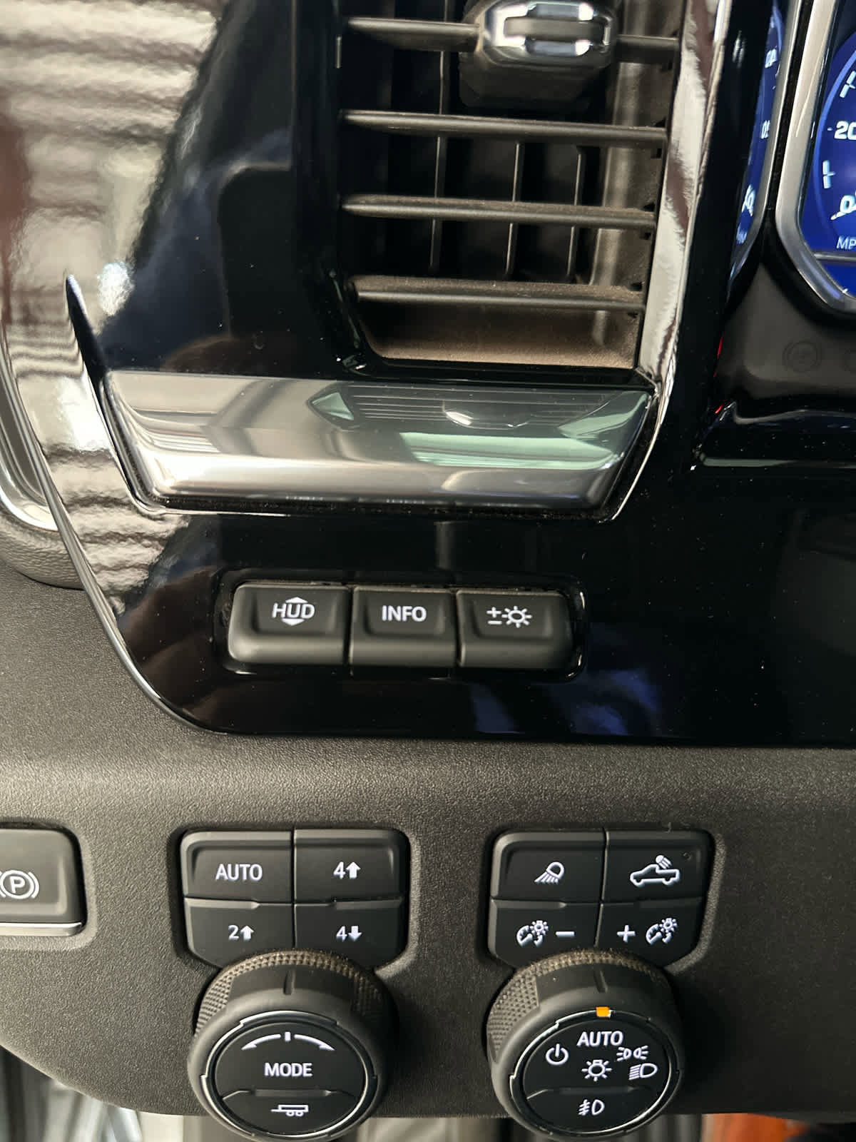 Used 2025 Chevrolet Silverado 3500 LTZ w/ LTZ Convenience Package image 26