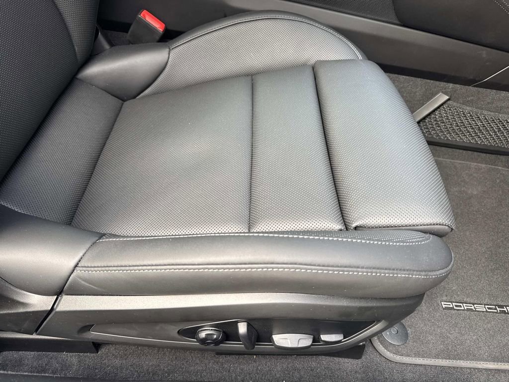 Used 2025 Porsche 911 Carrera image 16