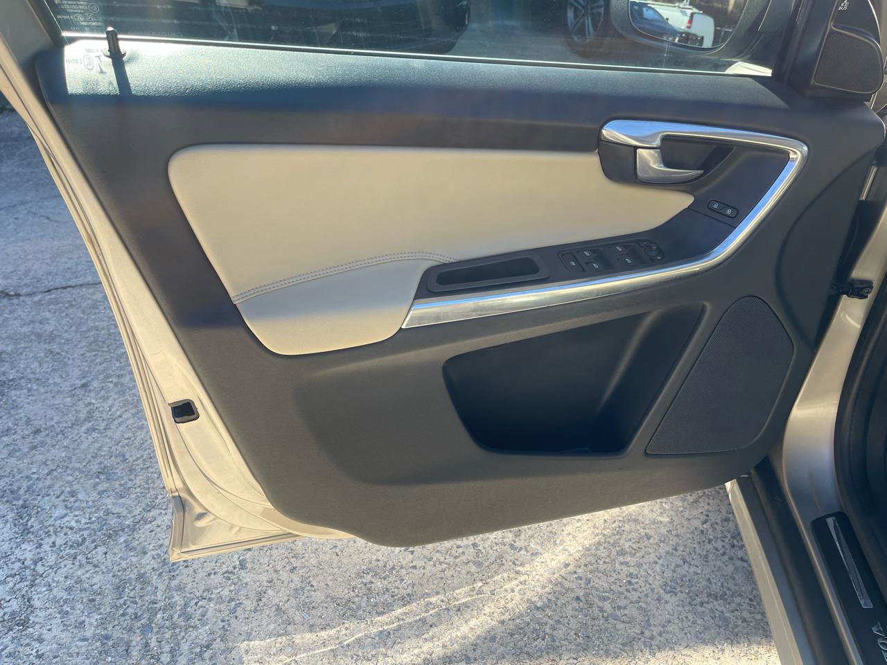 Used 2016 Volvo XC60 T5 Premier w/ Protection Package image 6