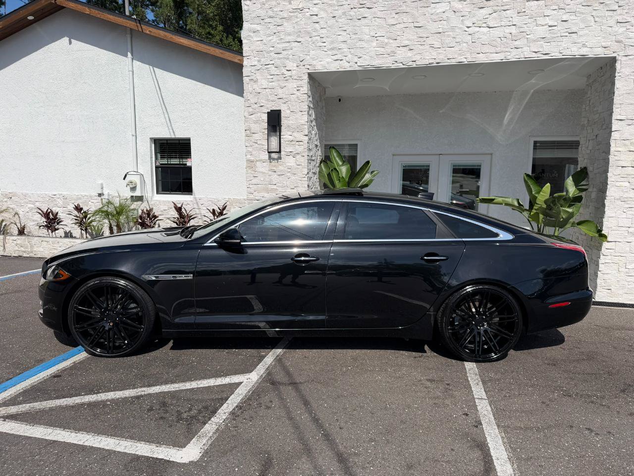 Used 2016 Jaguar XJ L Supercharged RWD image 2