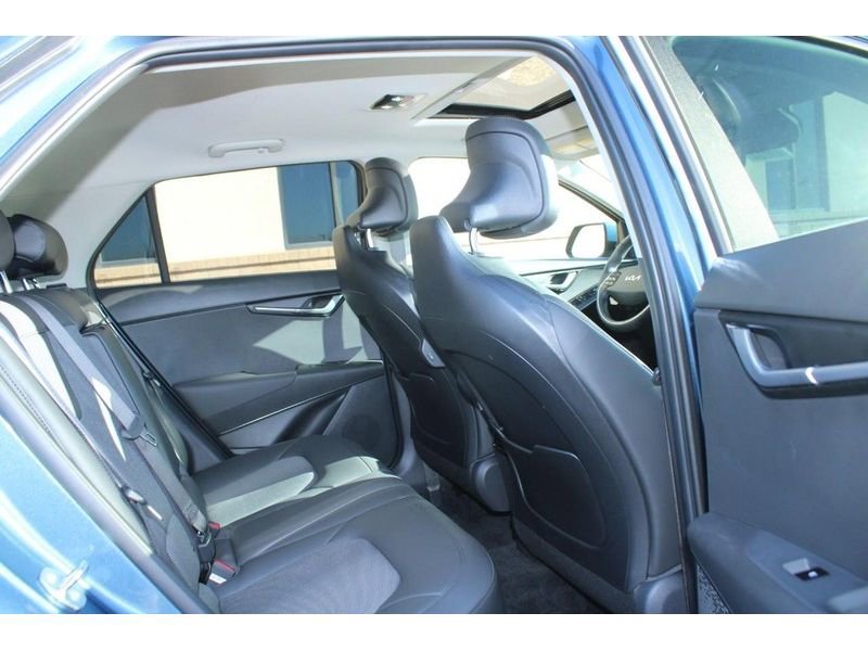 Used 2025 Kia Niro EX Touring image 11