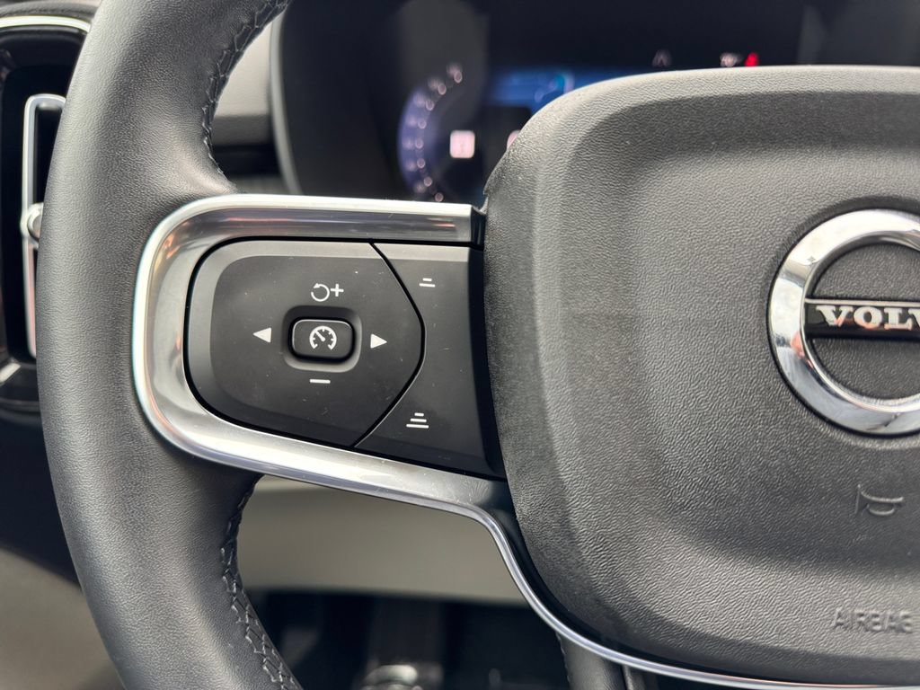 Used 2025 Volvo XC40 B5 Plus AWD/4WD image 17