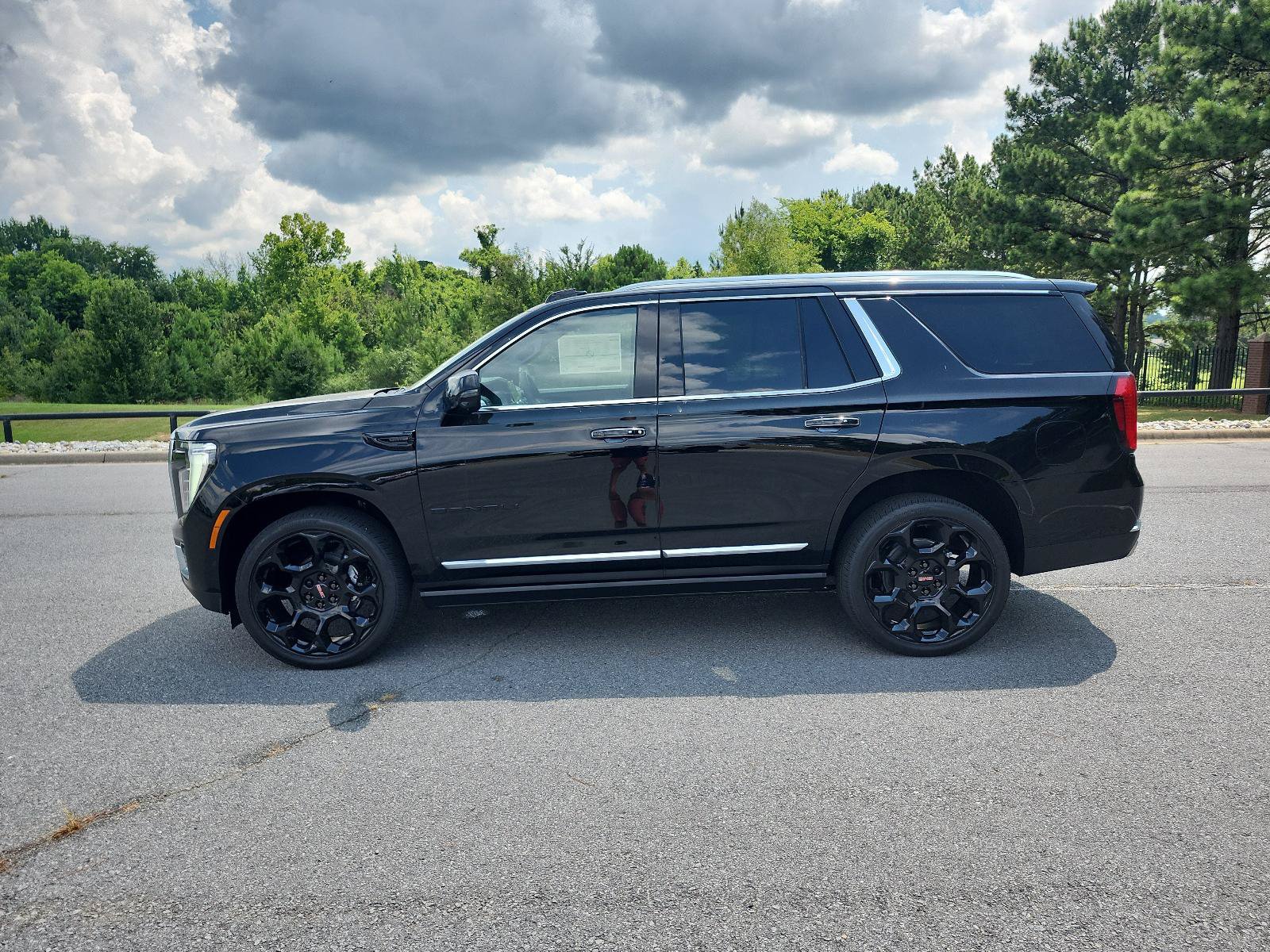 New 2026 GMC Yukon Denali w/ Denali Reserve Package AWD/4WD image 2