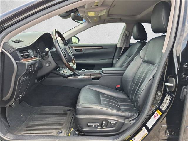 Used 2016 Lexus ES 300h w/ Luxury Package w/Wood Trim FWD image 15