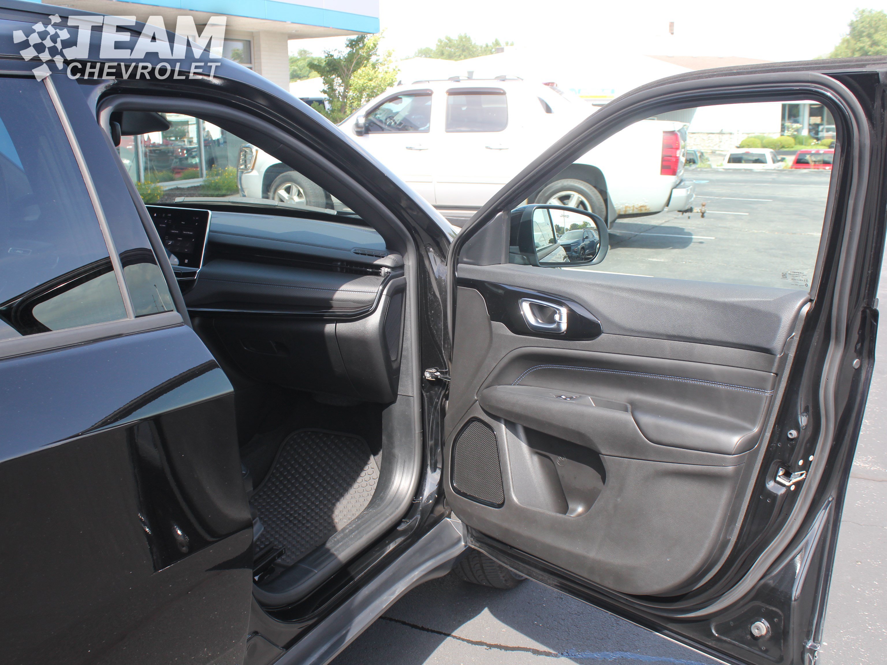 Used 2025 Jeep Compass Latitude w/ Convenience Group AWD/4WD image 26