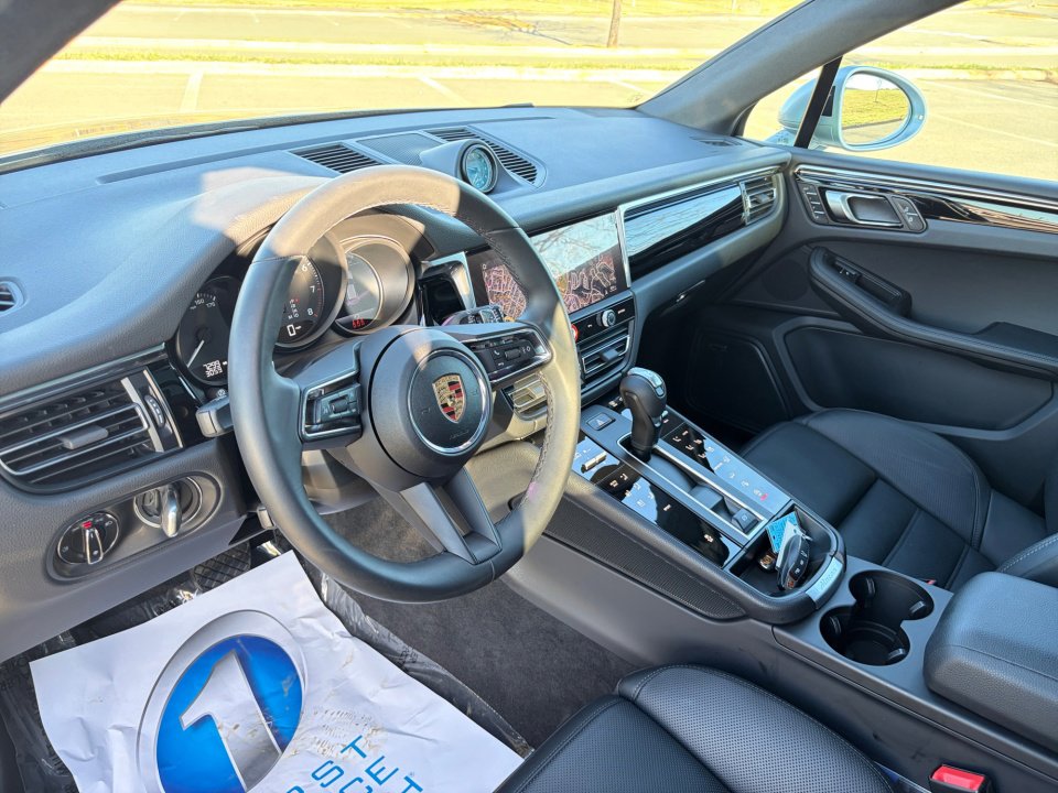 Certified 2025 Porsche Macan image 15