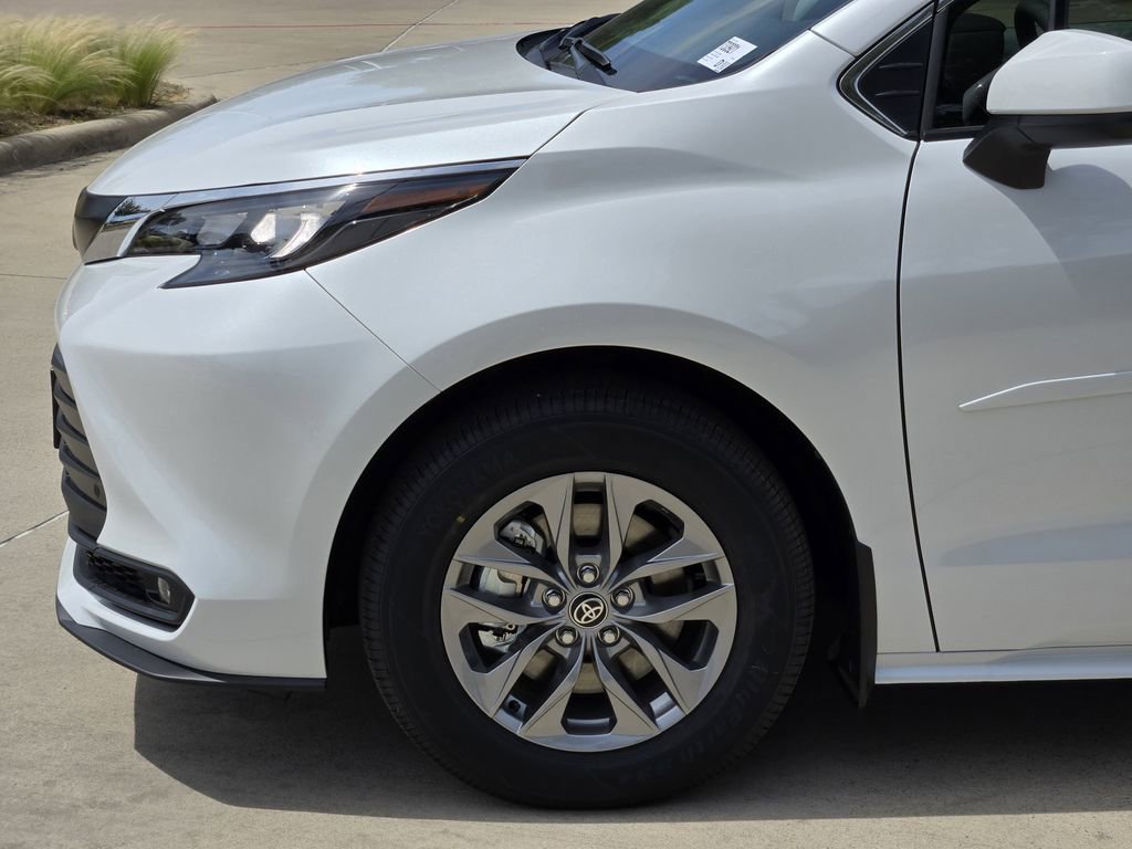 New 2026 Toyota Sienna XLE FWD image 6