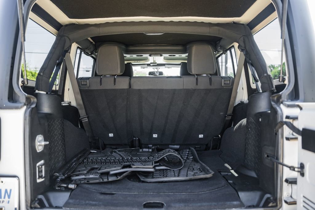 Used 2017 Jeep Wrangler Unlimited Rubicon w/ Cold Weather Group image 8