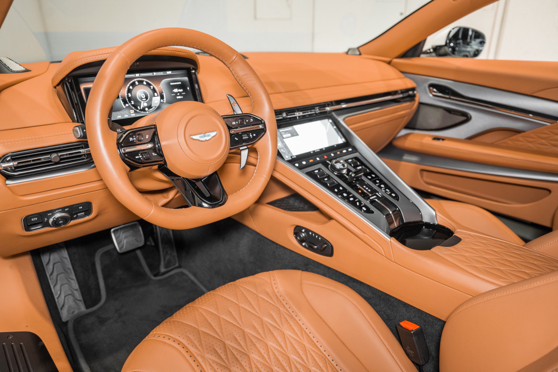 Used 2024 Aston Martin DB12 Coupe RWD image 3