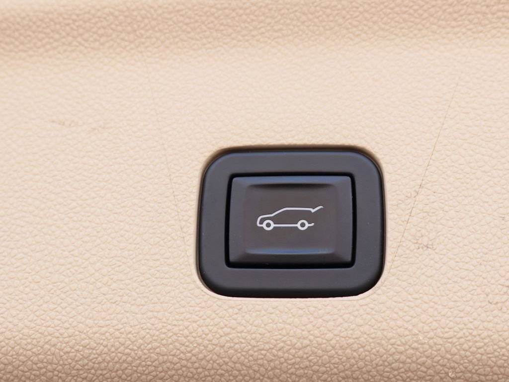 Used 2024 Cadillac Escalade Premium Luxury AWD/4WD image 33