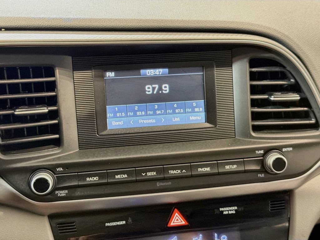 Used 2020 Hyundai Elantra SE FWD image 16