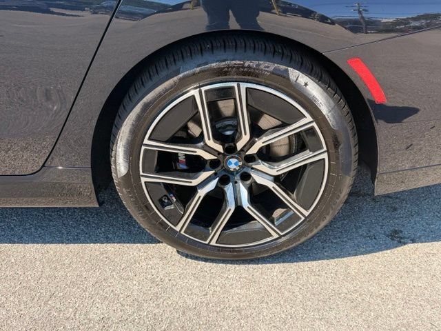 Used 2025 BMW 740i xDrive w/ Premium Package AWD/4WD image 8