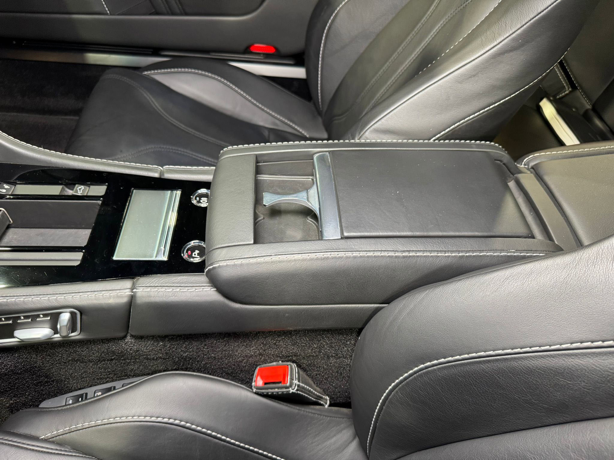 Used 2012 Aston Martin DBS Volante image 32