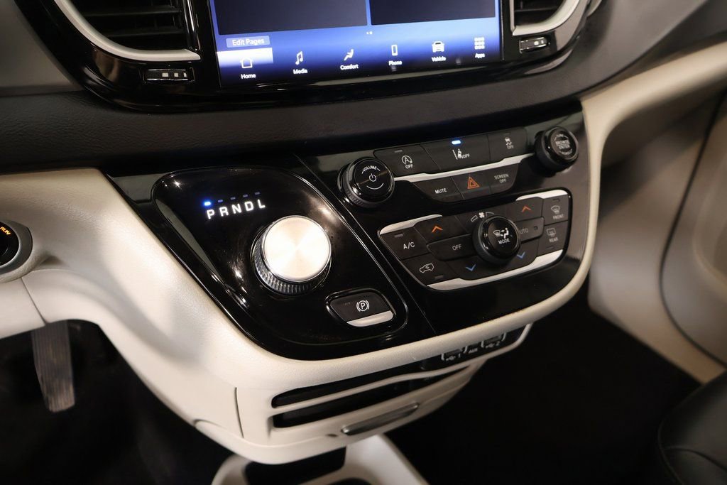 Used 2022 Chrysler Pacifica Touring-L image 7