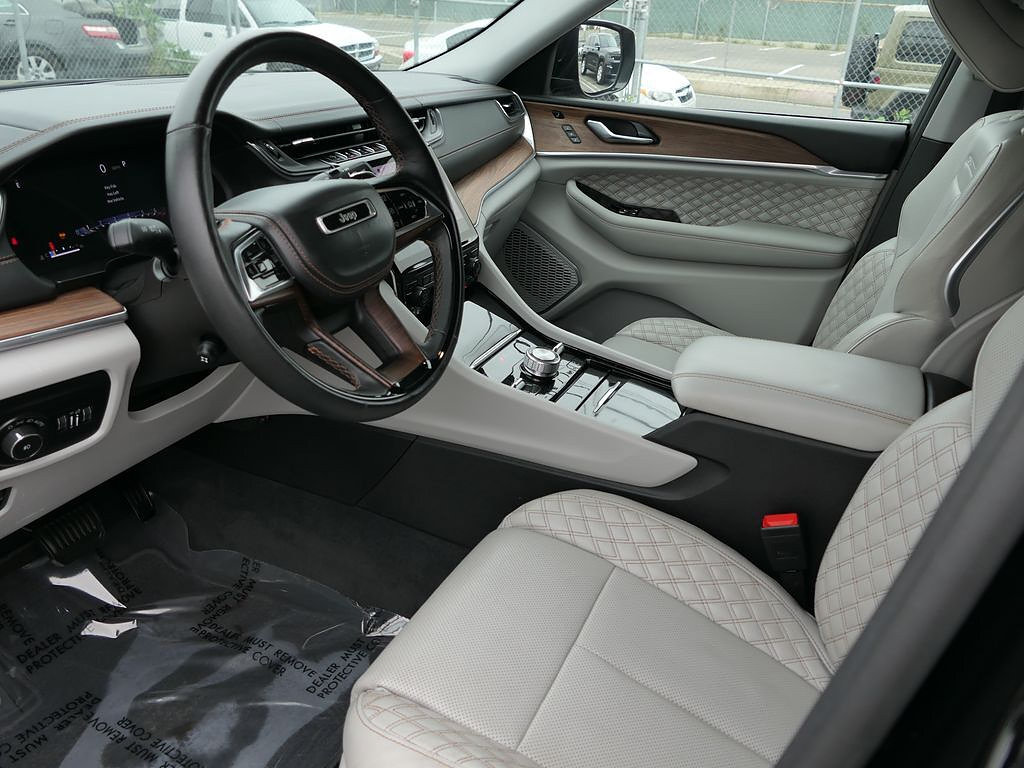 Used 2023 Jeep Grand Cherokee Summit w/ Luxury Tech Group V AWD/4WD image 10