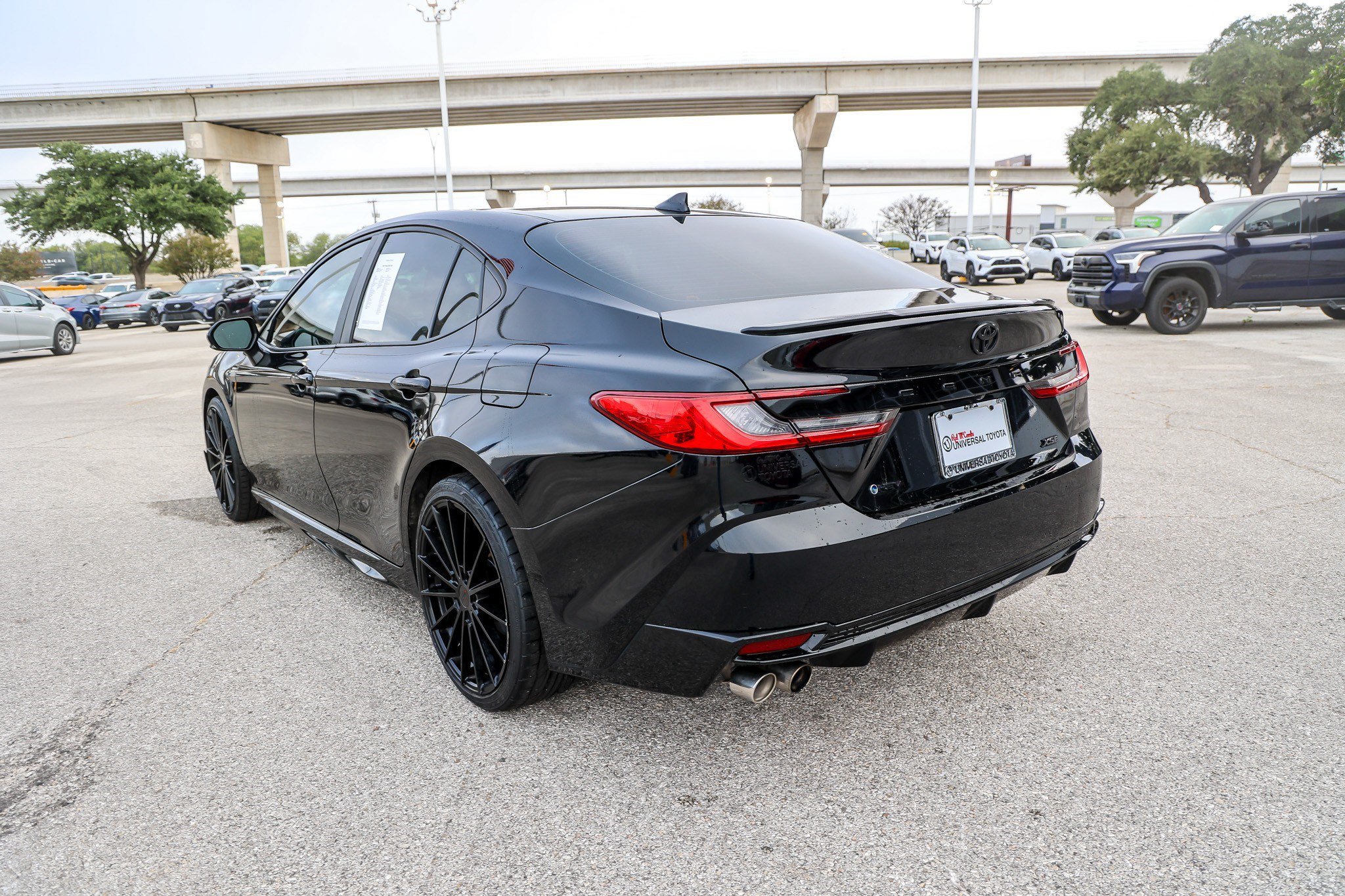 Used 2025 Toyota Camry XSE FWD image 9