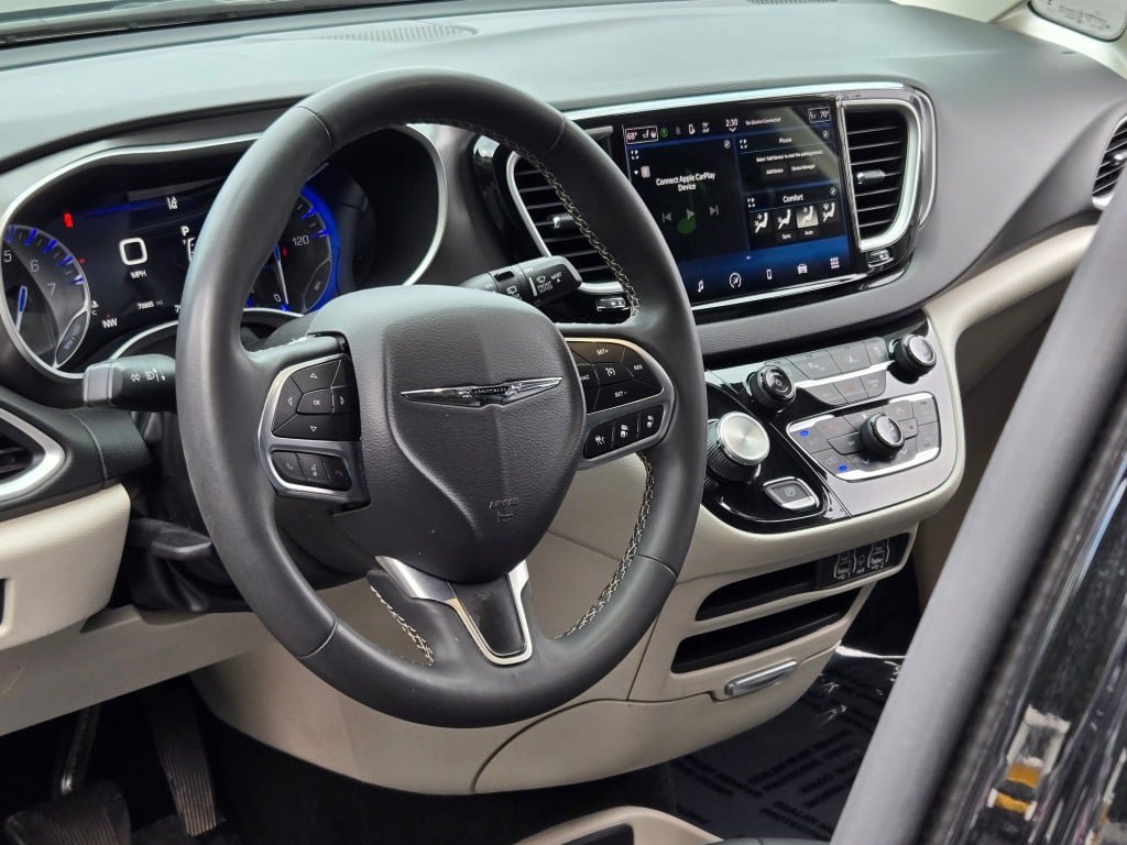 Used 2024 Chrysler Pacifica Touring-L FWD image 24