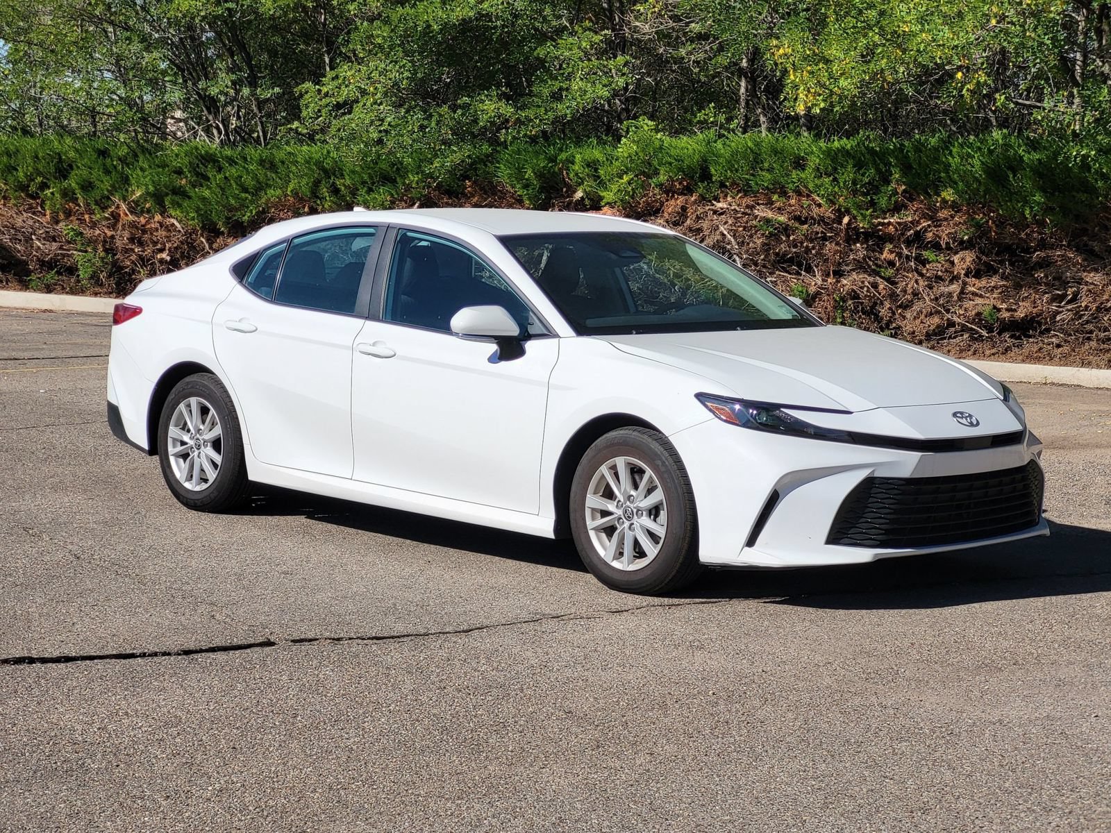 Used 2025 Toyota Camry LE FWD image 3