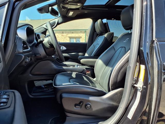 Used 2026 Chrysler Pacifica Limited w/ Uconnect Theater Family Group image 12